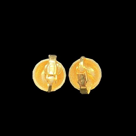 Vintage Clip-on Earrings Gold Tone Base Metal Round Swirled Stud 0.25" Diameter - Picture 4 of 7